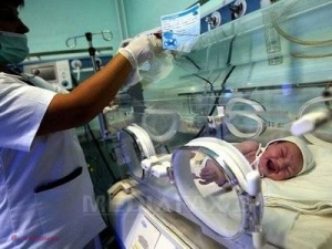 PREMIERĂ // O româncă a născut gemeni la o distanță de 51 de zile unul față de altul