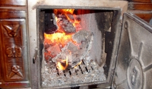 O sobă a băgat în spital o mamă cu trei copii