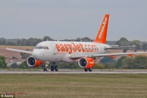 Au deschis o sticlă de şampanie în avion şi au fost nevoiţi să aterizeze de urgenţă. Incidentul ar putea intra în istoria aviaţiei
