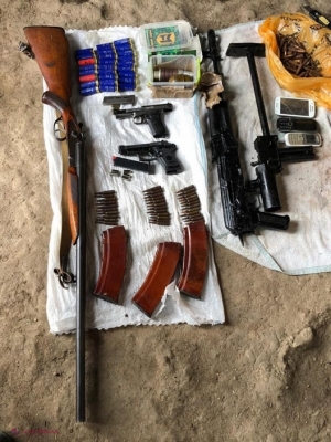 Un bărbat din Cahul ținea acasă în întreg arsenal de ARME: Intenționa să săvârșească infracțiuni