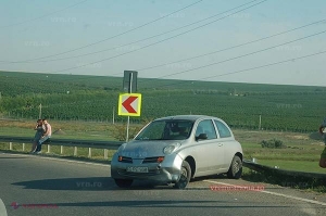  Accident în Huși! O maşină din R. Moldova a SPART parapetul de la marginea drumului