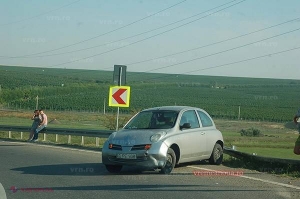 Accident în Huși! O maşină din R. Moldova a SPART parapetul de la marginea drumului