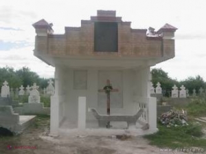 Un avocat a fost prins în cimitir când lua mită un cavou