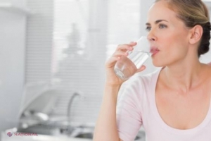 Patru SEMNE prin care organismul arată că nu bem SUFICIENTĂ apă