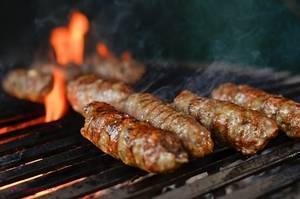 RĂZBOIUL CALORIILOR // Ce îngraşă mai mult: 100 de gr. de mici sau 100 de gr. de hamburger ?