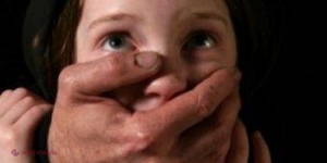 Cei mai mulţi copii sunt abuzaţi sexual de către membri ai familiei biologice