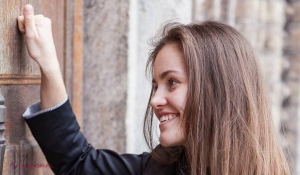 „A bate în lemn” – o expresie şi o practică populară cu origini disputate. Unde a apărut și în ce sens era, de fapt, folosită