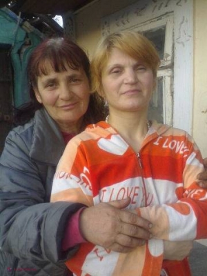 Își caută mama care a abandonat-o la naștere