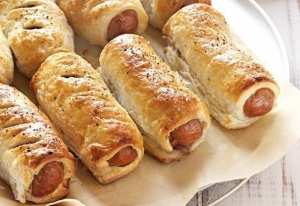 Crenvurști într-un liceu din Chișinău, chiar dacă autoritățile au INTERZIS aceste produse! 