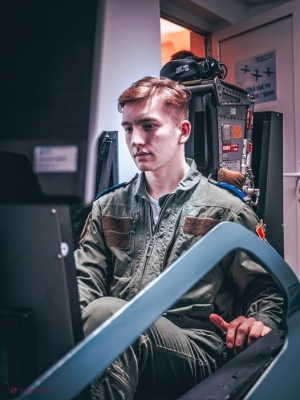Un tânăr din R. Moldova care s-a format ca AVIATOR la Brașov s-a întors să piloteze la Mărculești