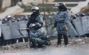 CRIZA DIN UCRAINA: Protestatarii proiectează jurnale de ştiri, iar poliţia răspunde difuzând cântece sovietice