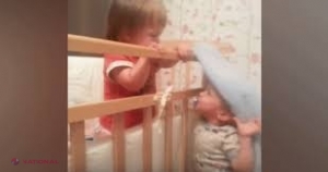 Cea mai tare EVADARE // Un bebeluș reușește să iasă din pat pentru a ajunge la sora lui