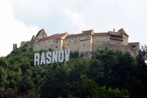 Braşov: Ou de 1,5 m amplasat în curtea Cetăţii Râşnov pentru a fi pictat de artişti, copii şi turişti