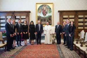 FOTO // Faţa plouată a papei lângă rânjetul lui Trump a umplut Internetul de glume. Explicaţia fotografului