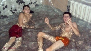 FOTO METODA INEDITĂ de a scăpa de CANICULĂ în RUSIA: Patru băieţi au amuzat tot internetul 
