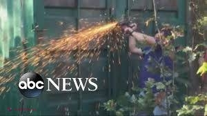 VIDEO // Imagini ÎNFIORĂTOARE cu momentul eliberării unei femei, ţinută închisă DOUĂ luni într-un container de un criminal în serie