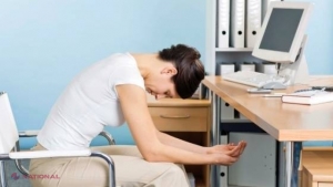 Stați prea MULT pe scaun? Cum vă AFECTEAZĂ sănătatea acest obicei