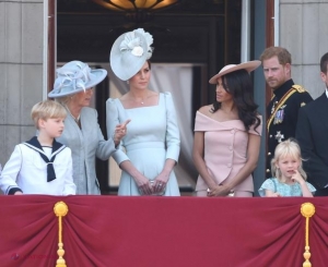 RĂZBOI în toată regula la Palatul Buckingham!