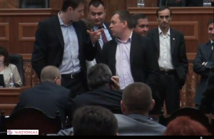 Comuniștii au BLOCAT tribuna Parlamentului. Vezi ce i-a nemulțumit