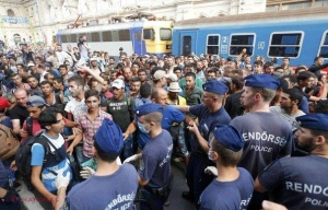 HAOS în Ungaria. SUTE de imigranți din Budapesta au pornit, în marș, spre Austria
