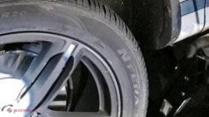 Un șofer a mers kilometri în șir. A oprit și s-a speriat când a văzut ce era sub mașină