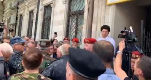 VIDEO // Protest la PAS, după decizia de a o vota pe Greceanîi în fruntea Parlamentului: „Sunteți reprezentanții lui Plahotniuc”; „Când nu vă convine ceva, repede Plahotniuc”