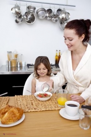 Micul dejun al copiilor: ce ar trebui să conţină pentru a învăţa bine