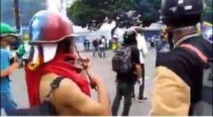 CURAJ // Cântă la vioara în mijlocul protestelor, printre COCTEILURI Molotov, alice şi gaze LACRIMOGENE 