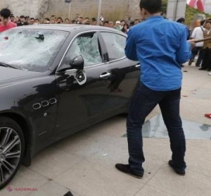 PROTEST // Cum şi-a distrus acest bărbat maşina de 328 000 de euro cu barosul 