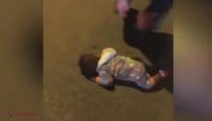 VIDEO // Un bebeluș, găsit în timp ce mergea de-a bușilea, în mijlocul străzii. Cum explică mama copilului