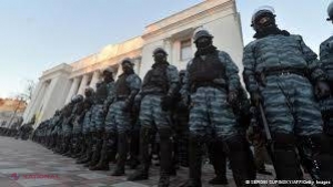 Zeci de milițieni din Kiev au trecut în tabăra protestatarilor