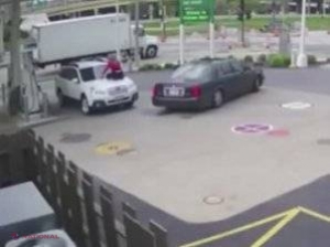 VIDEO // Hoțul a încercat să îi fure mașina. Ce a făcut femeia pentru a-l opri a uimit o lume întreagă 