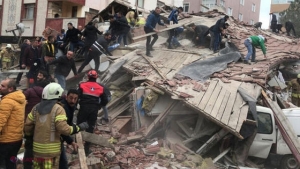 MIRACOL la Istanbul: Un adolescent a fost scos în viaţă, după două zile, de sub ruinele blocului prăbuşit
