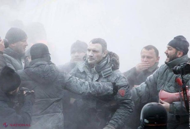 KIEV Ciocniri între protestatari şi forţele de ordine: Autobuz incendiat şi Kliciko - stropit cu spumă