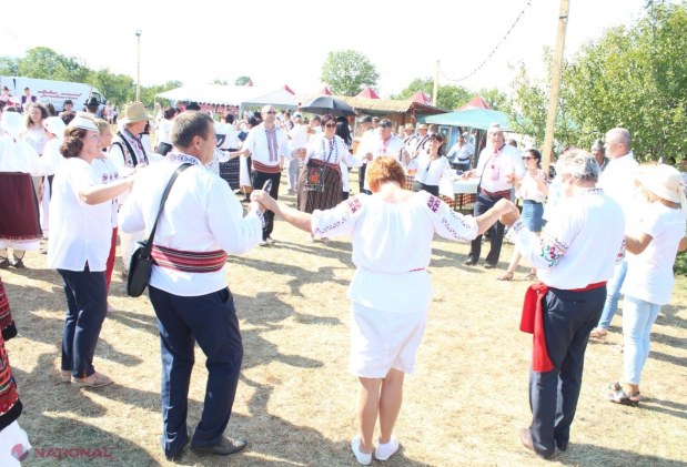 VIDEO // Interpetare EMOȚIONANTĂ la Festivalul „Statele Unite ale României”: Zeci de primari din stânga Prutului au cântat „Trandafir de la Moldova” în Maramureș