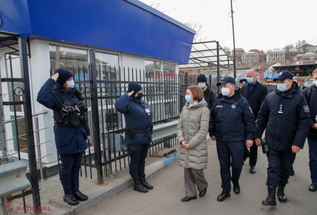FOTO // Refugiații ucraineni, RECUNOSCĂTORI R. Moldova și Maiei Sandu pentru primirea de care au avut parte. Șefa statului a fost CUPRINSĂ de ucrainenii care s-au pomeni pe drumuri din cauza BOMBARDAMENTELOR lui Putin