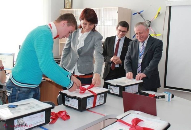 Elevii unui colegiu din Chișinău construiesc ROBOȚI