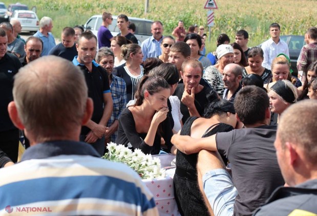REPORTAJ FOTO // Imagini CUTREMURĂTOARE de la înmormântarea tinerilor din Floreni