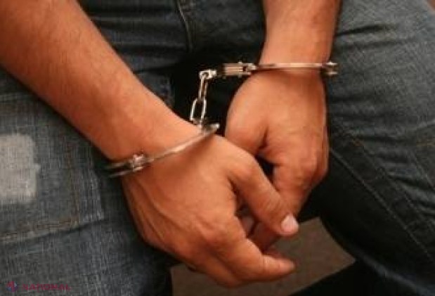 A vrut să dea MITĂ poliţiştilor, dar a dat de belea