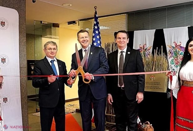 FOTO // Diaspora din SUA beneficiază de serviciile a două CONSULATE noi - cel din Chicago și Sacramento. Moldovenii din Chicago au încins o HORĂ în fața consulatului 