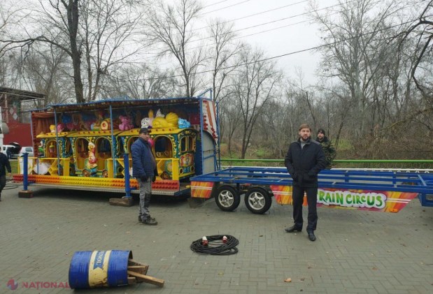 FOTO // În premieră, după modelul Orheiului, la Taraclia se va deschide Târgul de Crăciun. Pregătirile sunt pe ultima SUTĂ DE METRI. Vizitatorii vor putea bucura de un tobogan, mai multe caruseluri și un PATINOAR