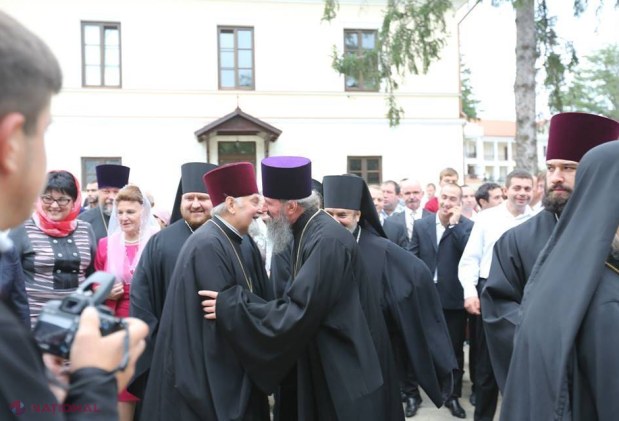 FOTO // Căpriana fierbe! Sute de preoţi şi enoriaşi îl aşteaptă pe Patriarhul Kiril