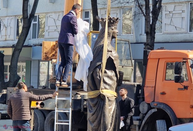 FOTO // Statuia Reginei Maria a fost FINALIZATĂ și este INSTALATĂ în aceste momente în scuarul Liceului „Gheorghe Asachi” din centrul Chișinăului