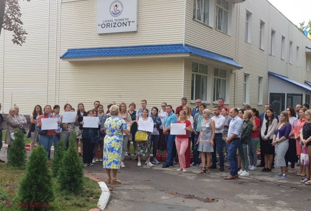 FOTO // Profesorii și părinții elevilor de la liceele „Orizont”, flashmob în susținerea colegilor, aflați pe punctul de a fi EXTRĂDAȚI în Turcia