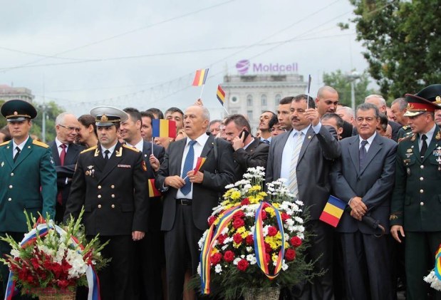 REPORTAJ FOTO // Bunica a bătut toba de Ziua Independenței R. Moldova