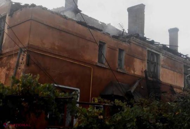 FOTO // Incendiu DEVASTATOR în R. Moldova: Acoperișul unui bloc de locuit, DISTRUS