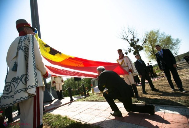 REPORTAJ FOTO // Drapel uriaş pe cel mai înalt deal din R. Moldova