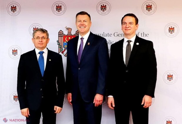 FOTO // Diaspora din SUA beneficiază de serviciile a două CONSULATE noi - cel din Chicago și Sacramento. Moldovenii din Chicago au încins o HORĂ în fața consulatului 