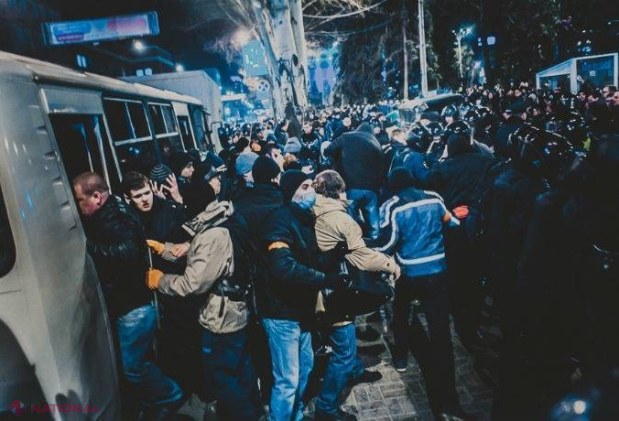 VIDEO, FOTO // Doi manifestanţi MORŢI şi 50 de răniţi în confruntările de la Doneţk