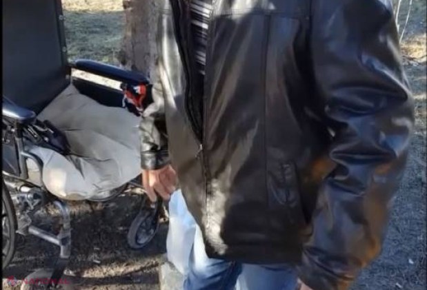 S-a așezat în scaunul cu rotile și cerșea. Ce făcea cu banii acest bărbat